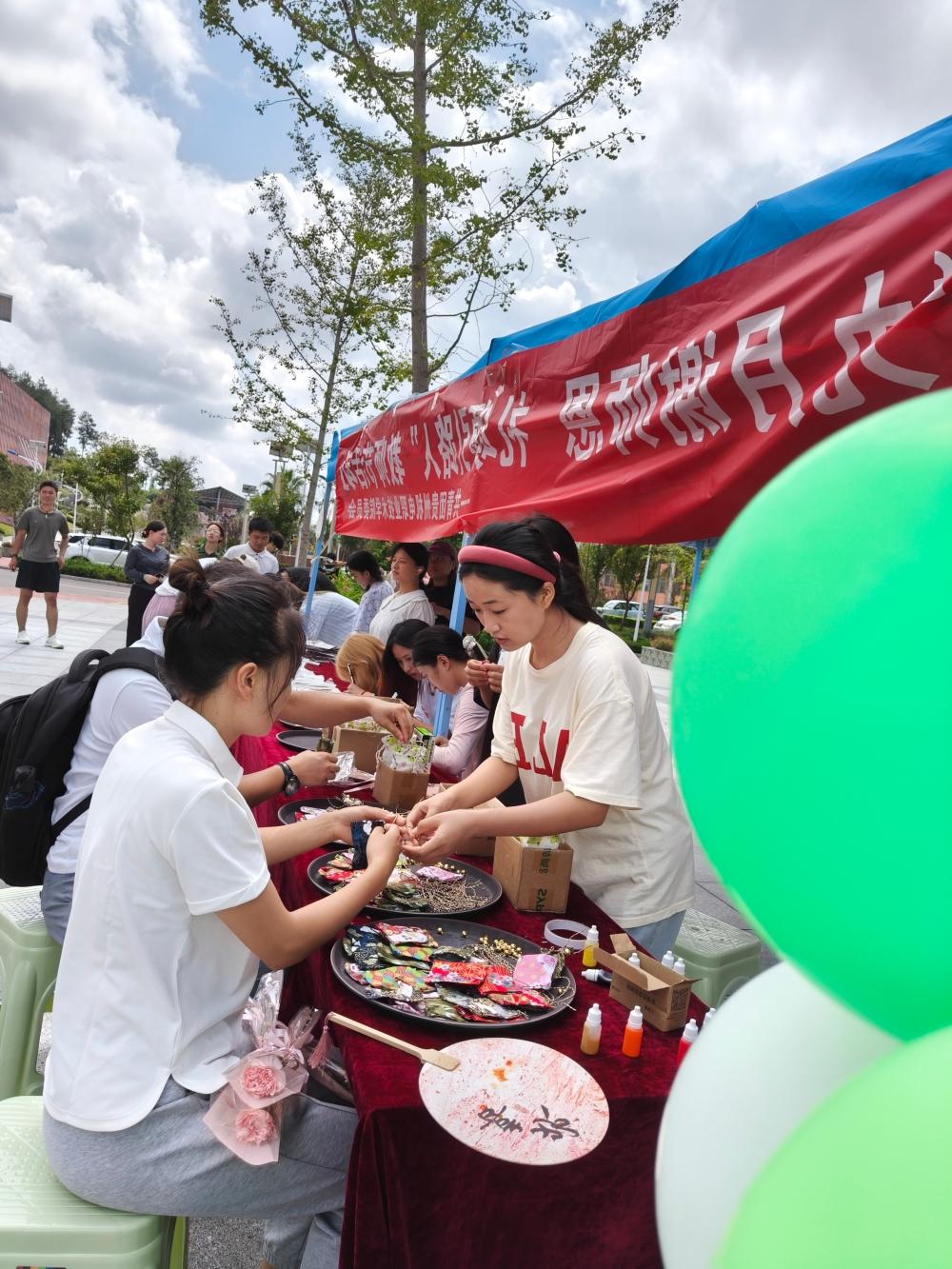  学院团委组织开展“九月谢师恩 礼颂引路人”主题活动